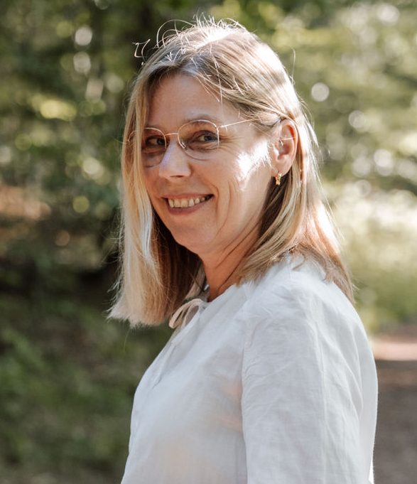 Ines Dorner, Trauerredner, freie Rednerin, Augsburg, Unterallgäu, Landsberg am Lech Eine Frau mit blonden Haaren und Brille lächelt sanft in die Kamera.